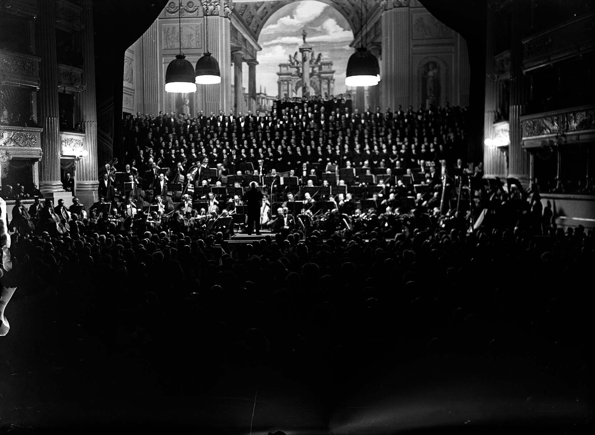 Arturo Toscanini dirige il concerto del 1946 alla Scala - foto di Erio Piccagliani/Teatro alla Scala
