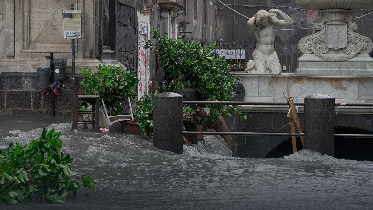 La crisi climatica investe la Sicilia e le altre foto della settimana
