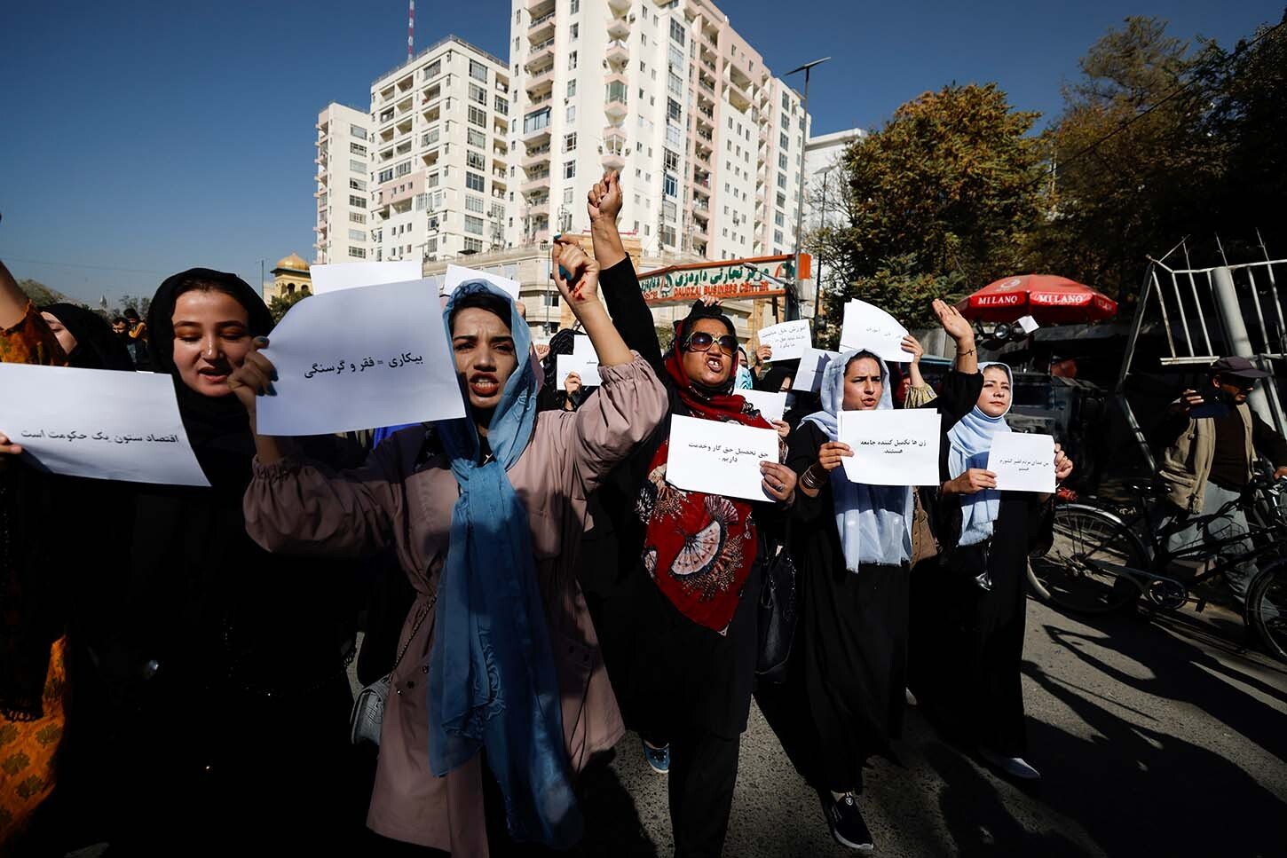 Alcune donne si sono radunate a Kabul per chiedere al governo talebano di rispettare i loro diritti - Zohra Bensemra/REUTERS