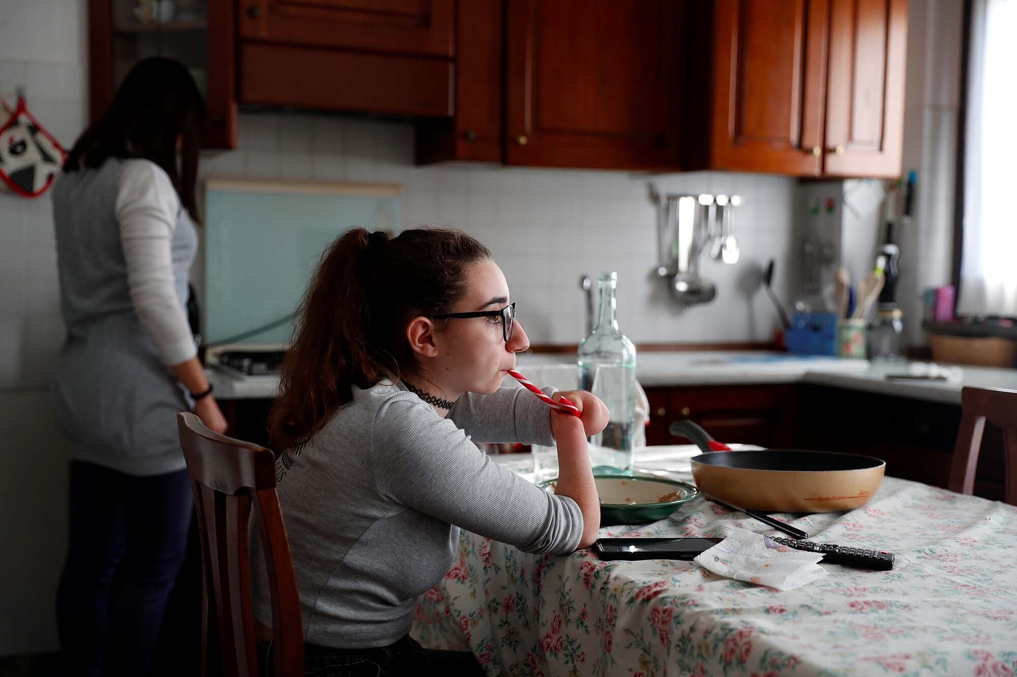Francesca a casa con sua madre - foto di Yara Nardi/REUTERS
