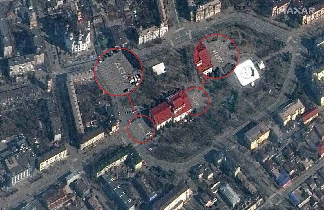 Foto satellitare del Teatro d’arte drammatica di Mariupol, con le scritte 