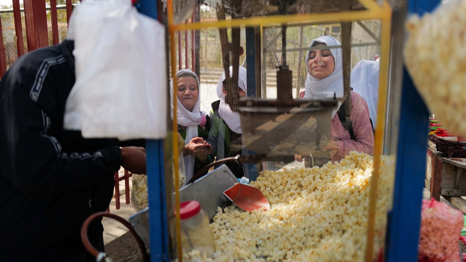 Un gruppo di studentesse compra i pop corn dopo la scuola a Kabul - Zohra Bensemra/REUTERS