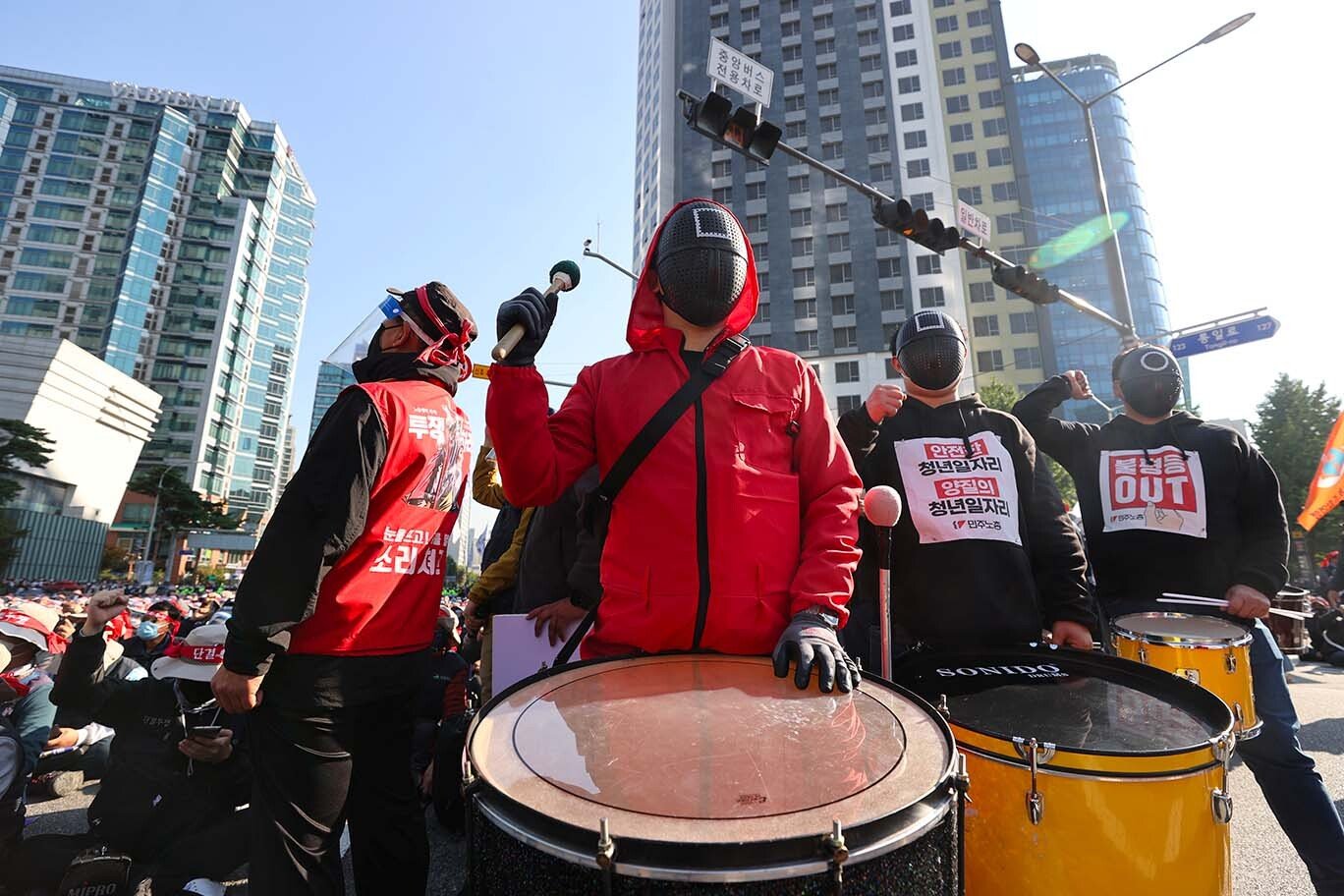 I membri della Confederazione coreana dei sindacati protestano a Seul vestiti da Squid Game - Yonhap via Reuters