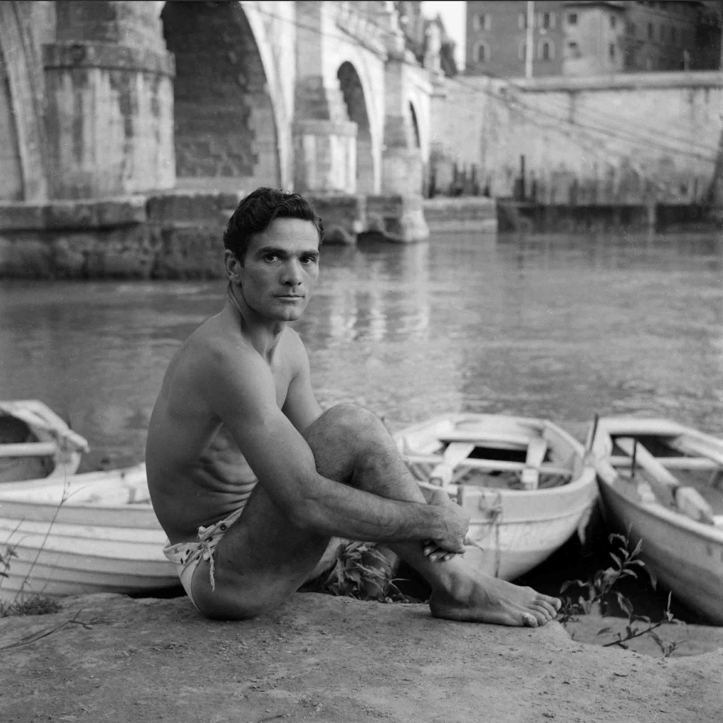 Gabriella Drudi Scialoja - Pier Paolo Pasolini ritratto sul Tevere, Roma anni ‘50 - foto di Fondazione Toti Scialoja, Roma