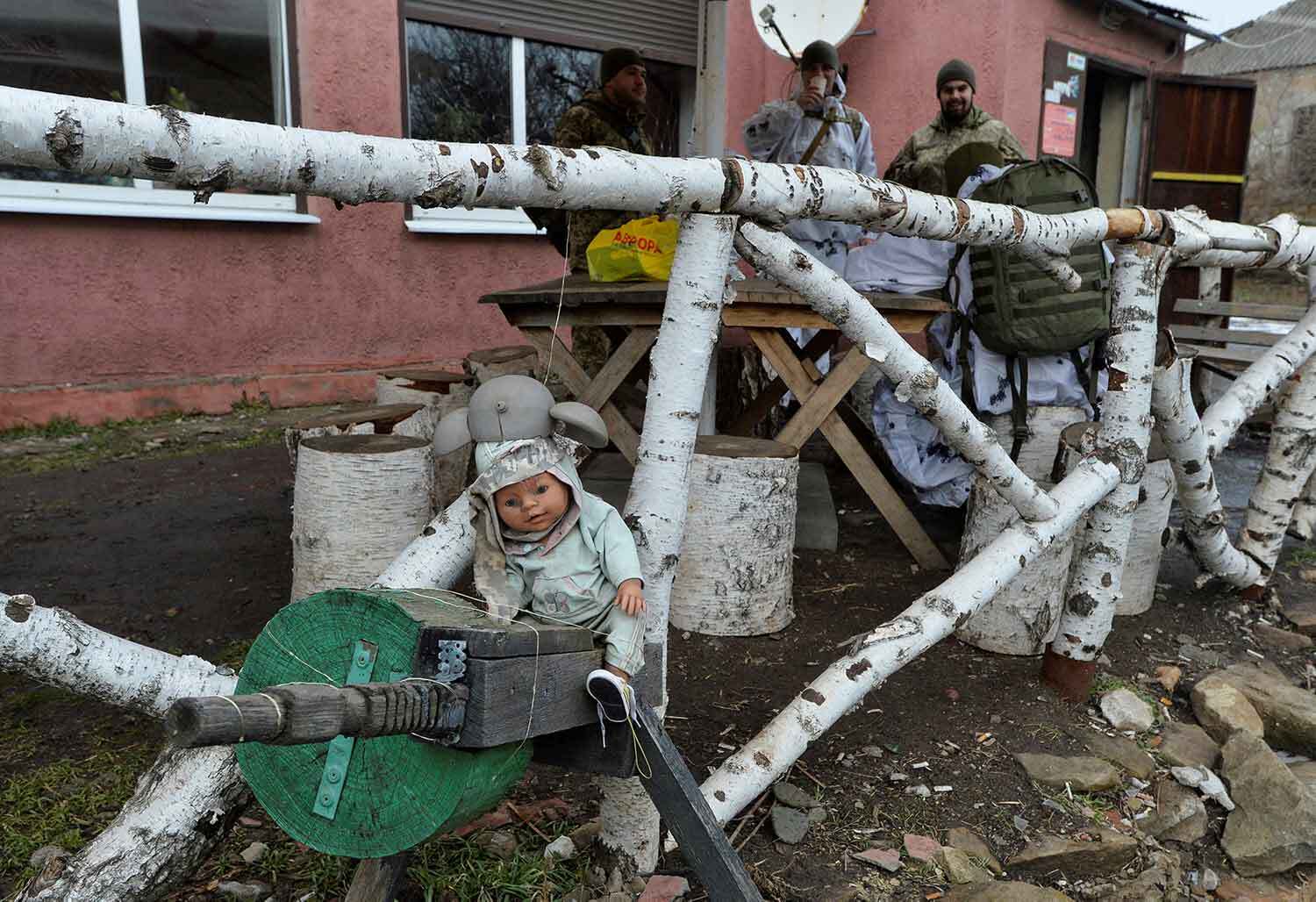 Soldati ucraini in un negozio di Verkhnotoretske, Donetsk - Febbraio 7, 2022. REUTERS/Oleksandr Klymenko