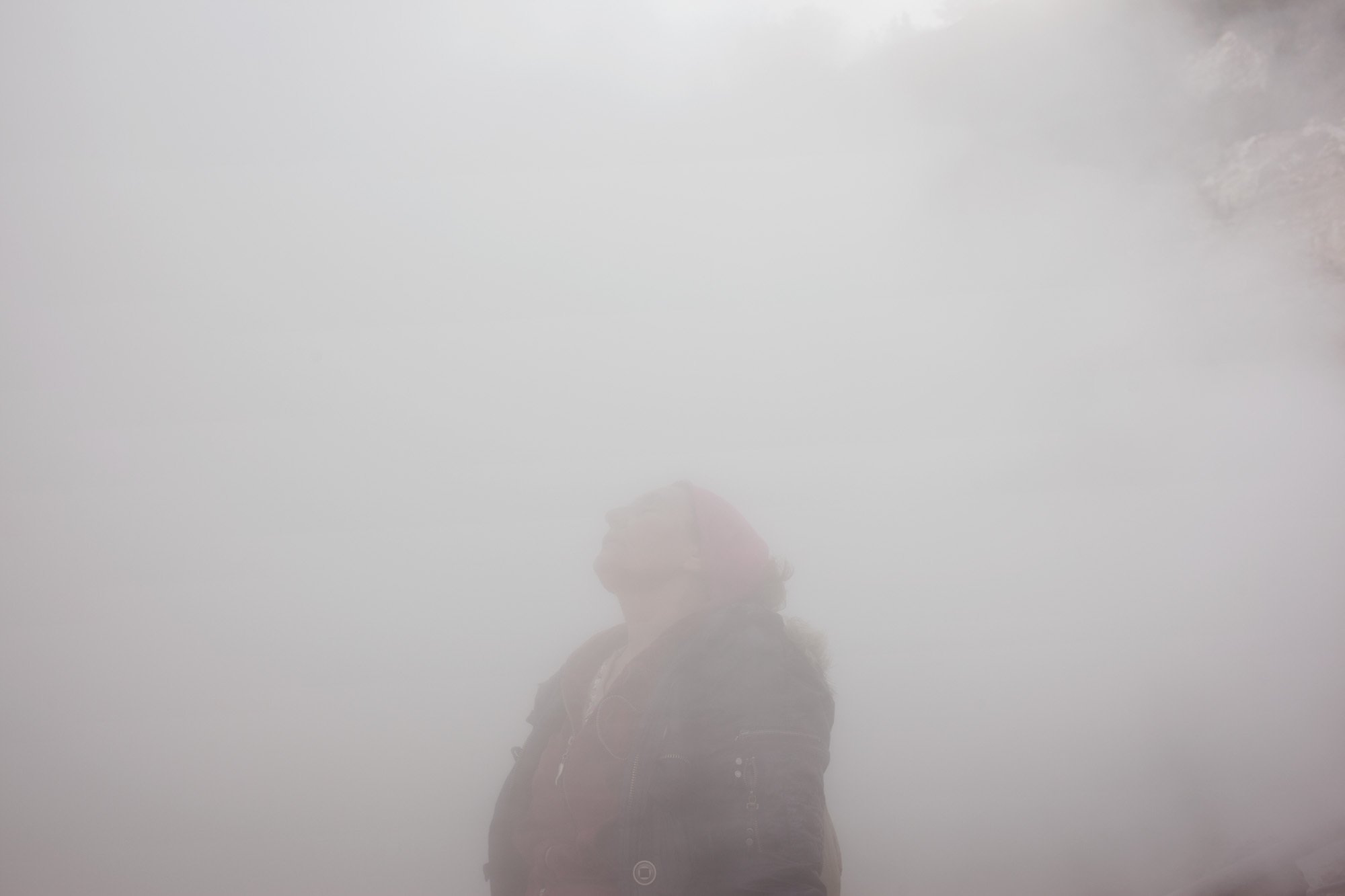 Una donna tra i fumi vulcanici nella zona Pisciarelli - foto di Claudio Morelli