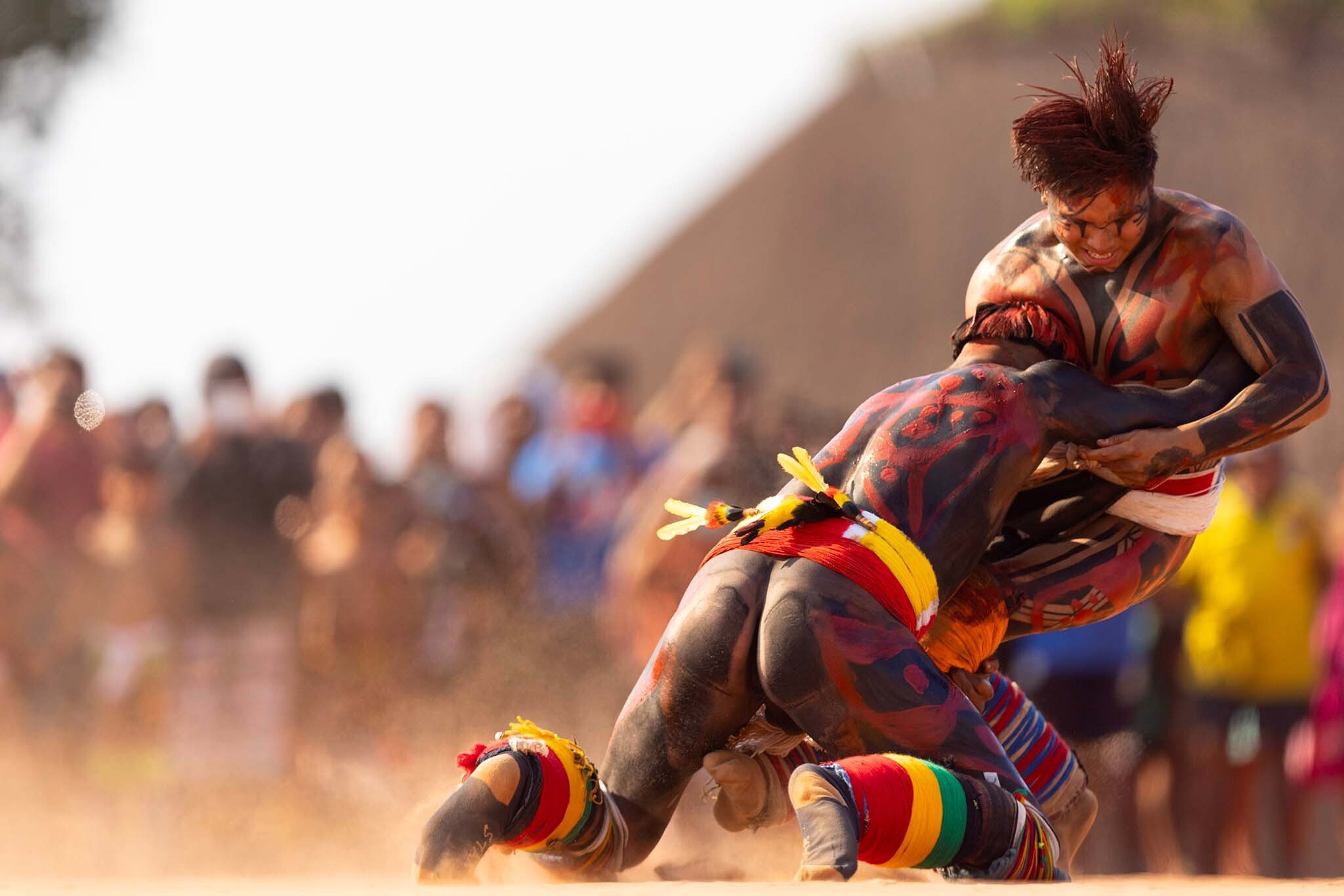 Uomini della riserva indigena dello Xingu, in Brasile, combattono per onorare la memoria del capo tribù Cacique Aritana - Ueslei Marcelino/REUTERS